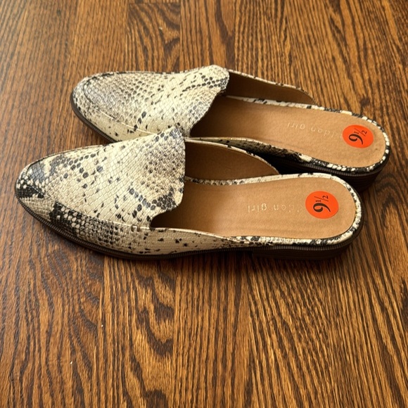 madden girl faux leather Mattie snakeskin print slip on mules. New, size 9.5. - Picture 4 of 5